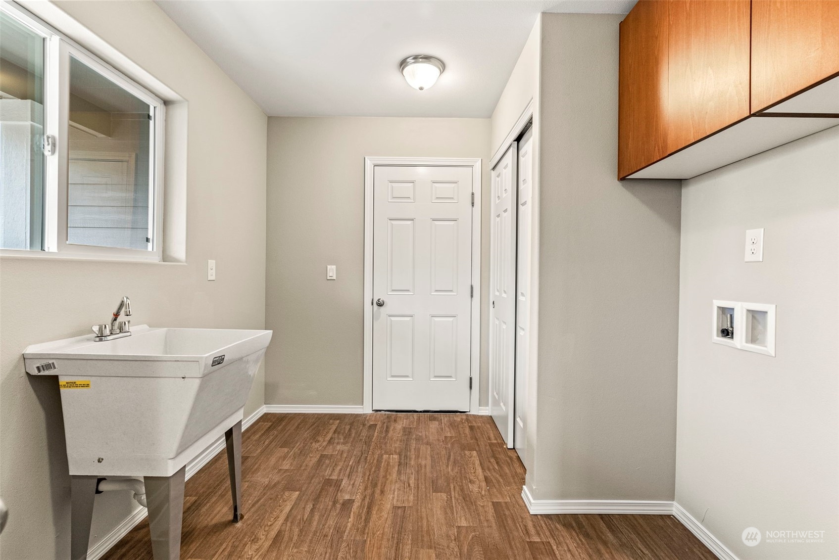 607 Tauscher Road Chehalis, WA 98532 - Photo 16 of 25 a bathroom with a sink a mirror and a bathtub