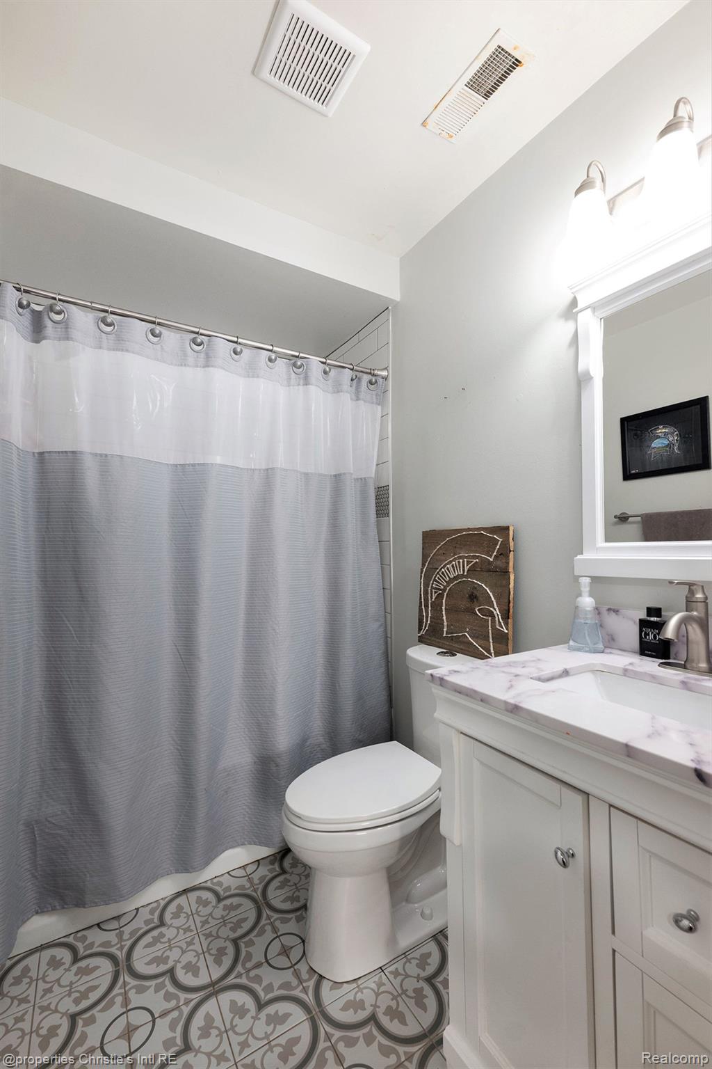 116 Regents Boulevard Troy, MI 48084 - Photo 10 of 38