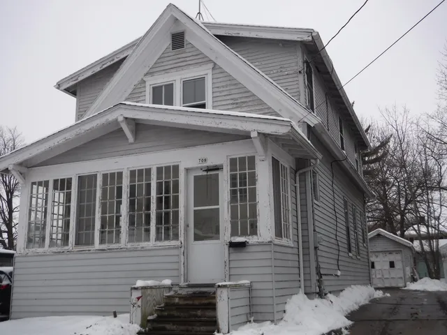 $104,900 | 708 North 10th Street, Manitowoc, WI 54220