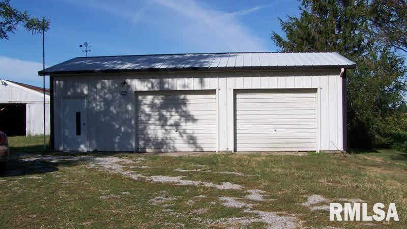 1261 Iron Road Louisville, IL 62858 - Photo 3 of 14 Gallery Image 3