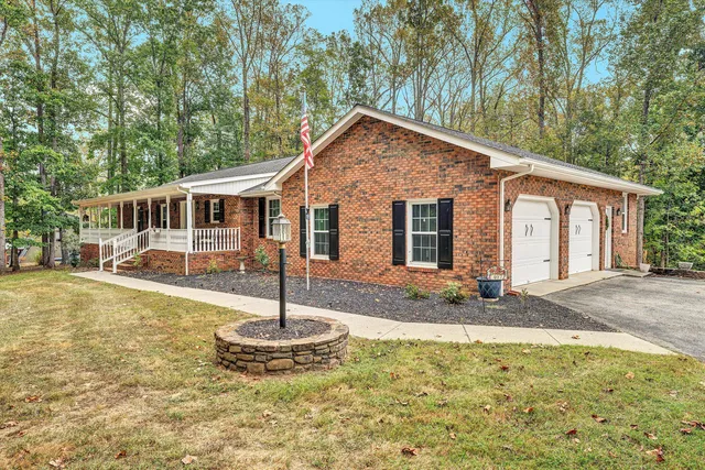 a view of a house with yard and plants