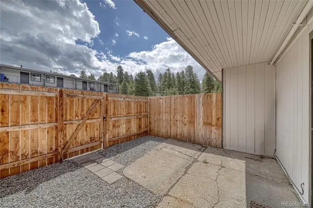 a view of a backyard