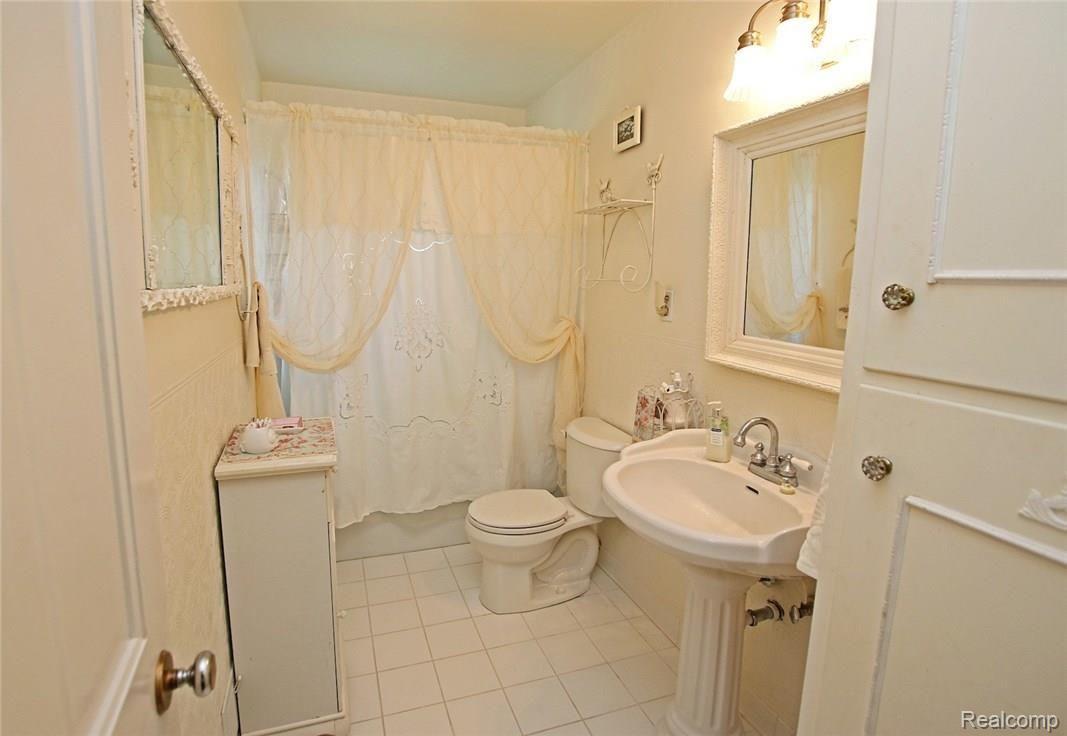 11033 Horton Road Goodrich, MI 48438 - Photo 33 of 42 33) Bathroom.jpg
