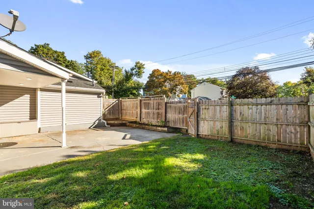 a view of back yard of the house