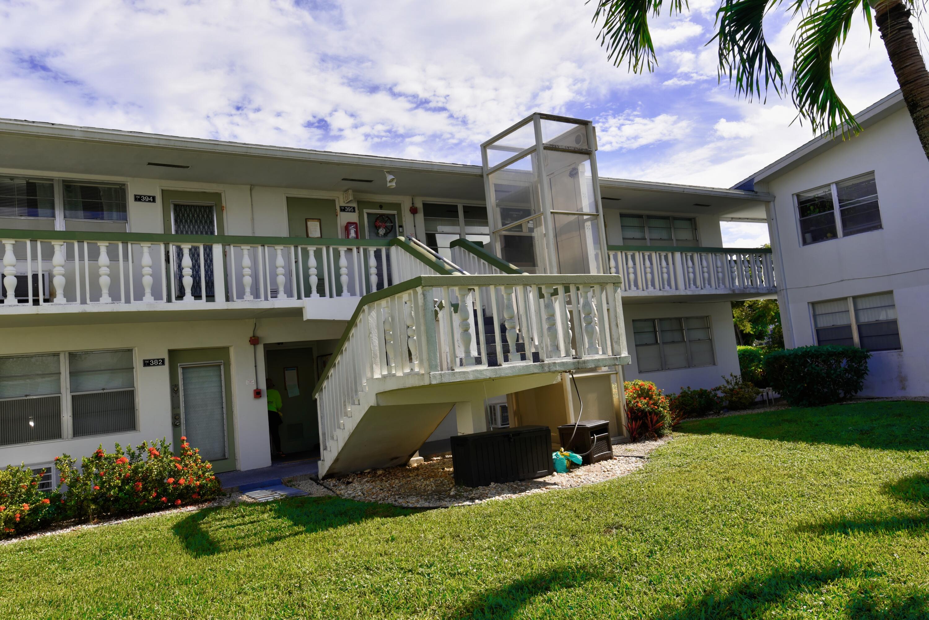 383 Markham R Deerfield Beach, FL 33442 - Photo 9 of 18 building