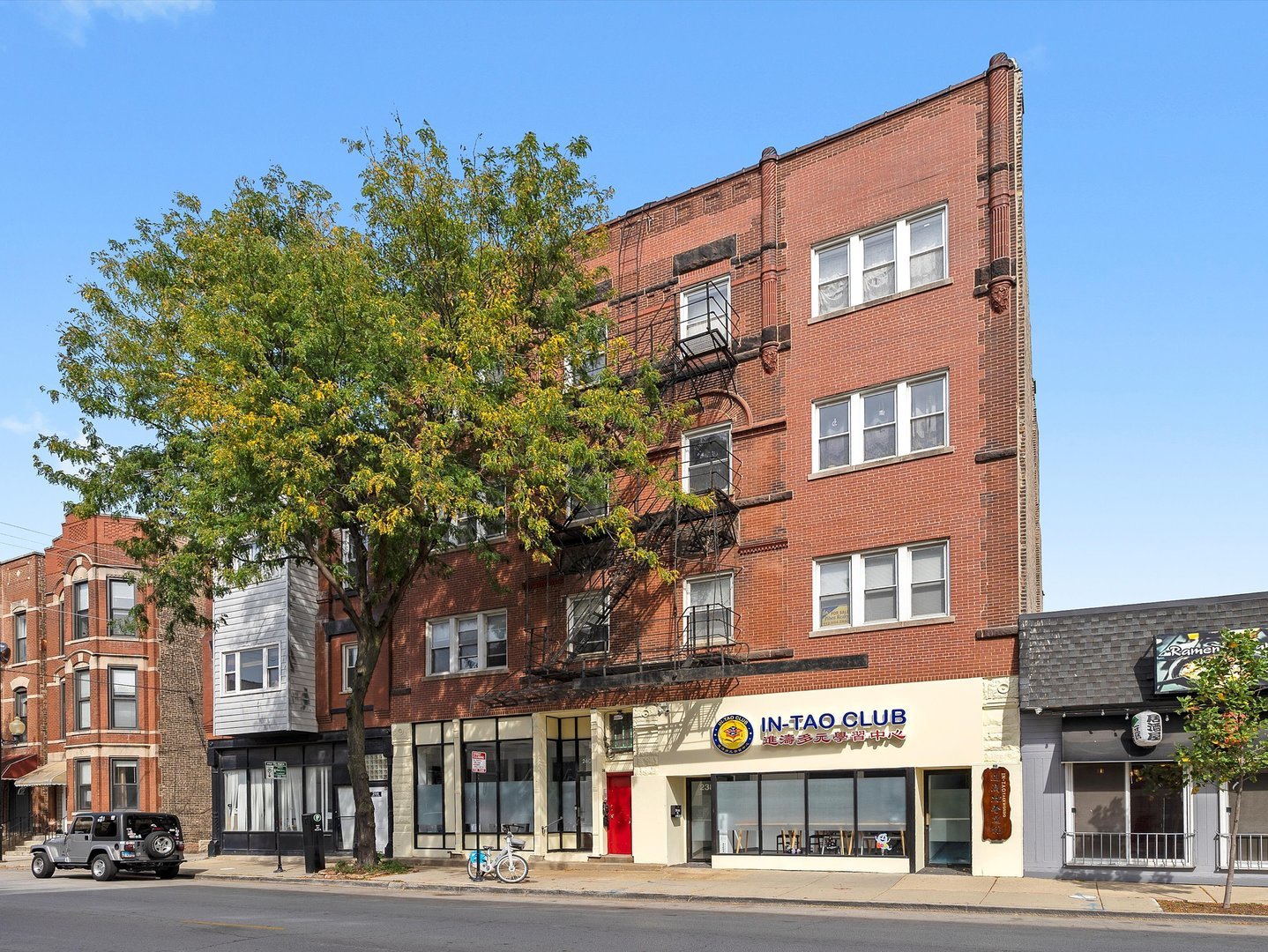 238 West 31st Street, Unit 4W Chicago, IL 60616 - Photo 1 of 17 a front view of a multi story building