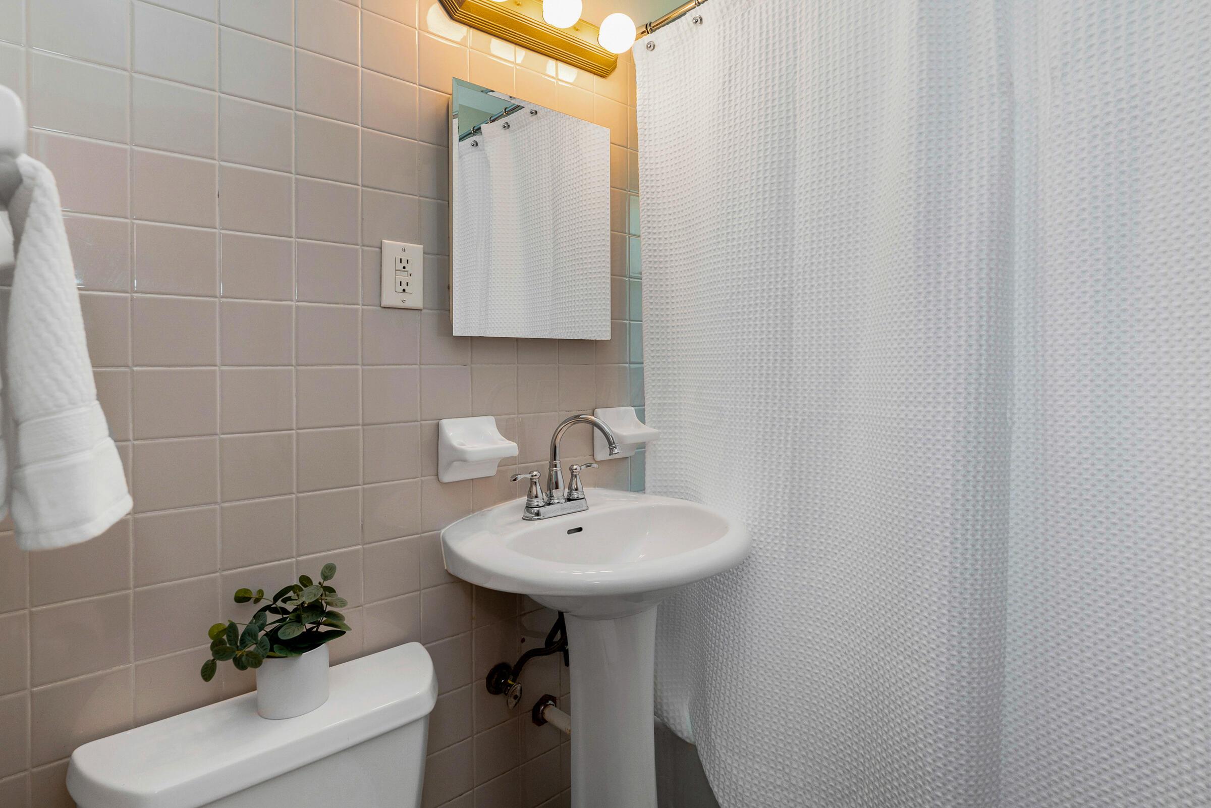 1271 Bryson Road Columbus, OH 43224 - Photo 18 of 31 Full bathroom