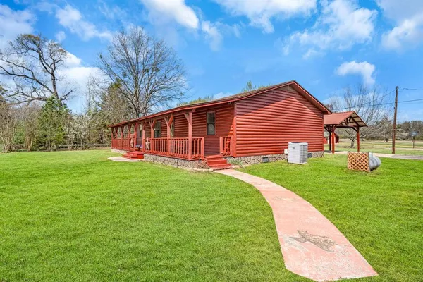 a view of a house with a backyard
