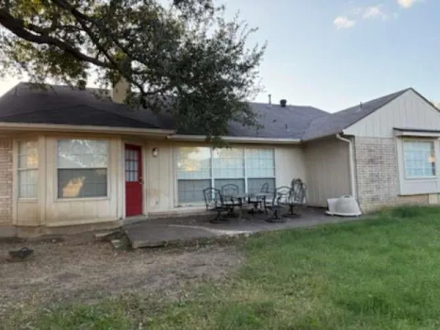 a view of a house with backyard and porch