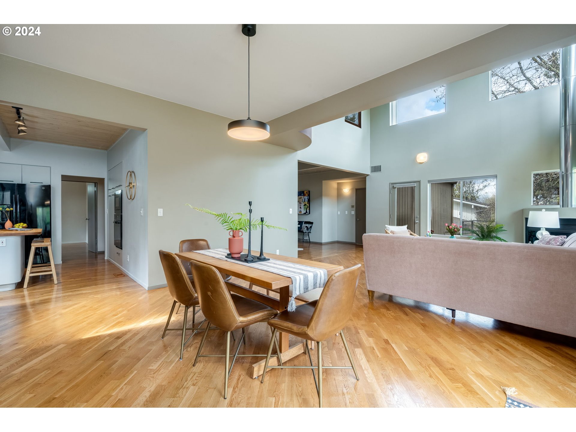 9268 Southwest Brier Place Portland, OR 97219 - Photo 8 of 40 Gallery Image 8