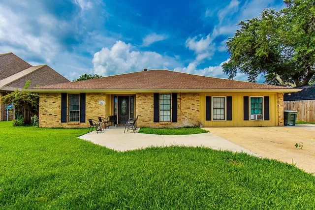$325,000 | 208 Chantilly Drive, Houma, LA 70360