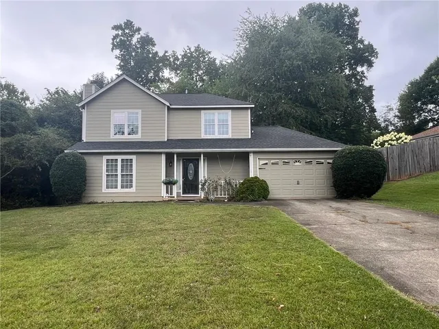 a view of a yard in front of a house with plants