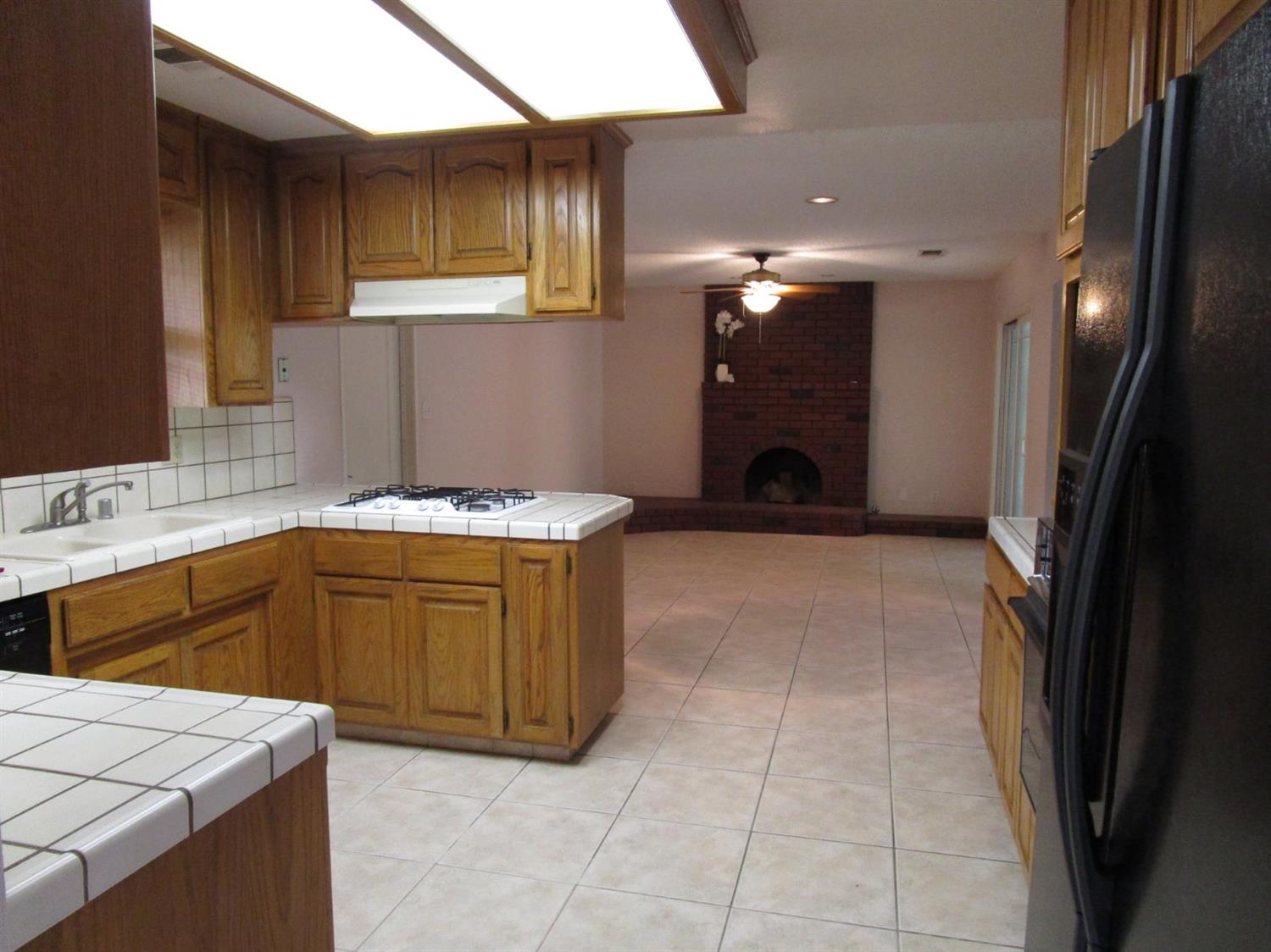 2034 Raymond Road Hanford, CA 93230 - Photo 5 of 22 Gallery Image 5