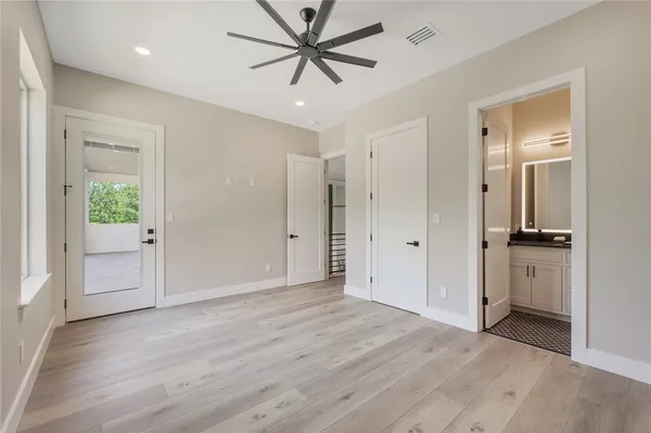 a view of a livingroom with a ceiling fan hardwood floor and a ceiling fan