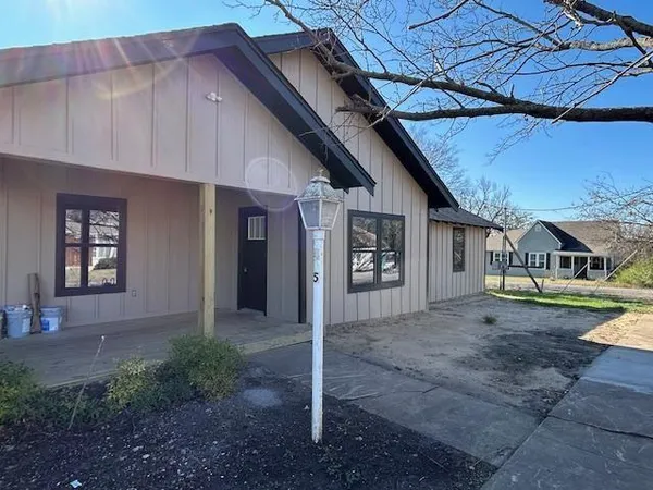 a view of a yard with a tree