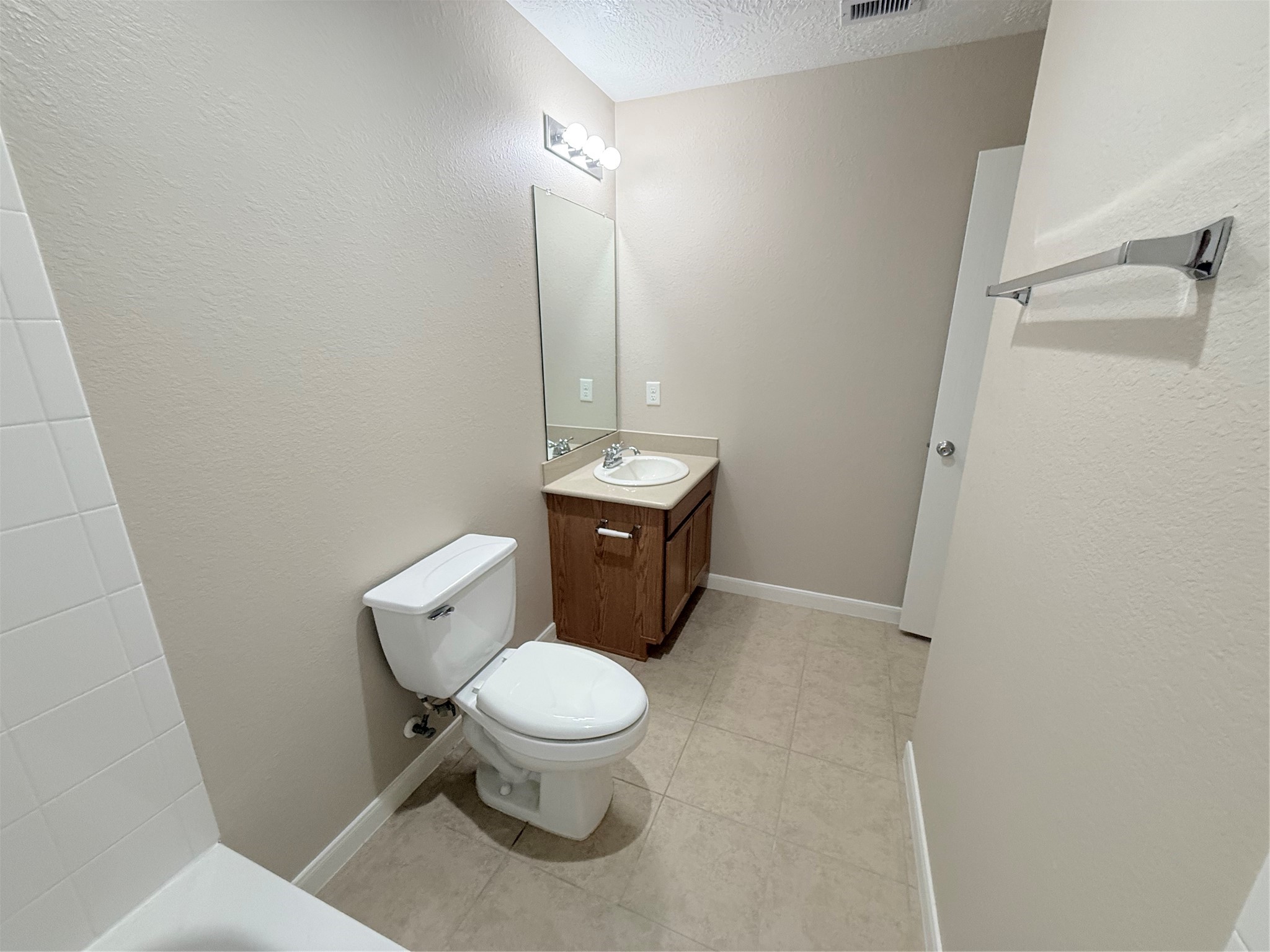 29225 Legends Valley Drive Spring, TX 77386 - Photo 26 of 30 29225 LEGENDS VALLEY DR - Secondary Bathroom