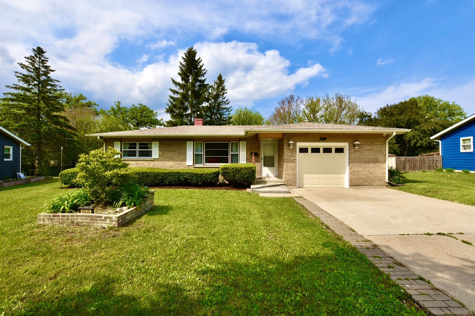 4510 Ashley Drive McHenry, IL 60050 - Photo 2 of 8 a front view of a house with a yard