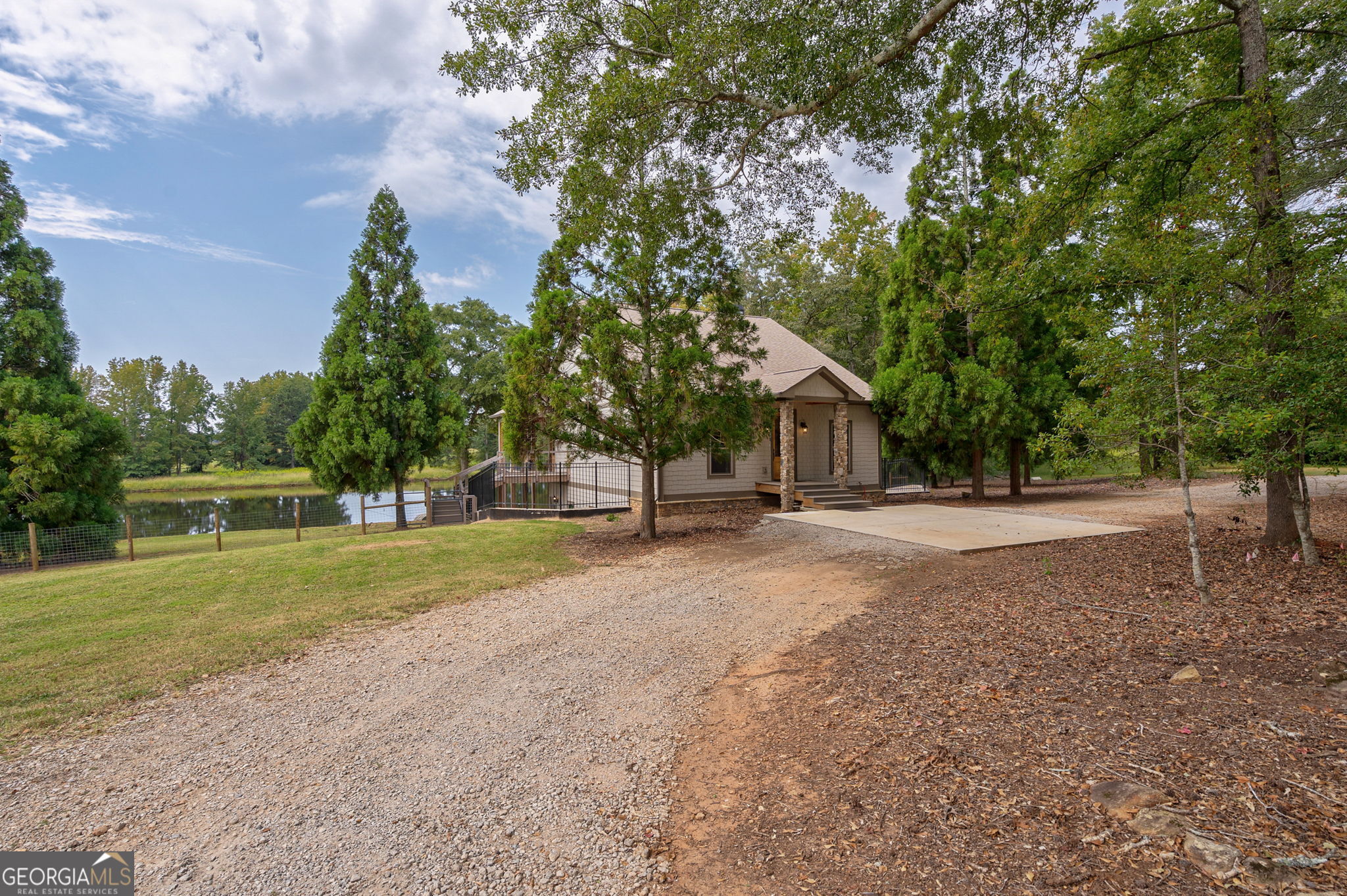 a view of a house with backyard and trees