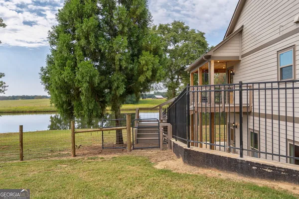a view of a house with backyard