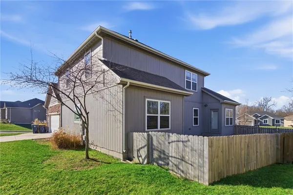 $427,500 | 11020 North Jefferson Street, Kansas City, MO 64155