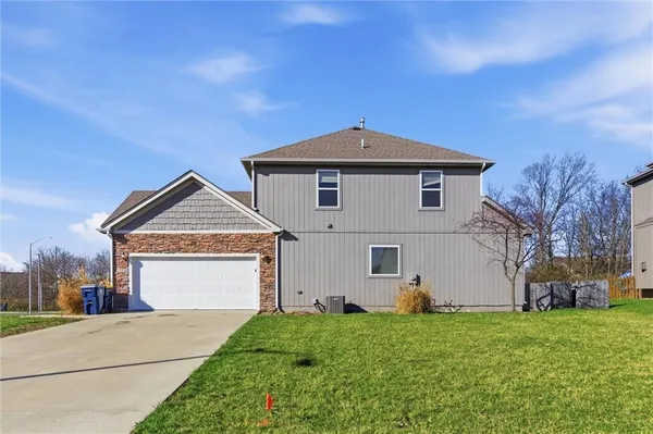 $427,500 | 11020 North Jefferson Street, Kansas City, MO 64155