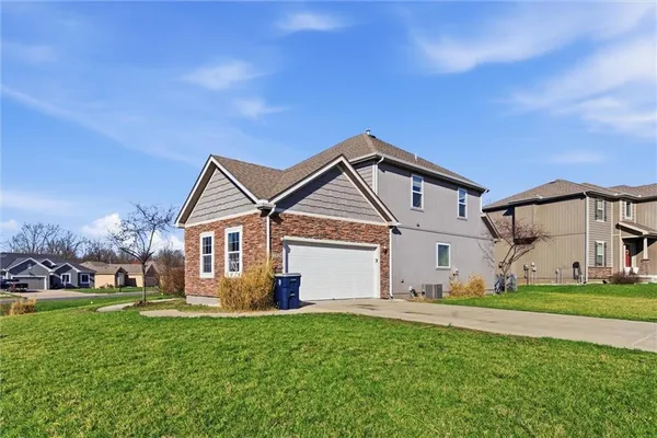 $427,500 | 11020 North Jefferson Street, Kansas City, MO 64155