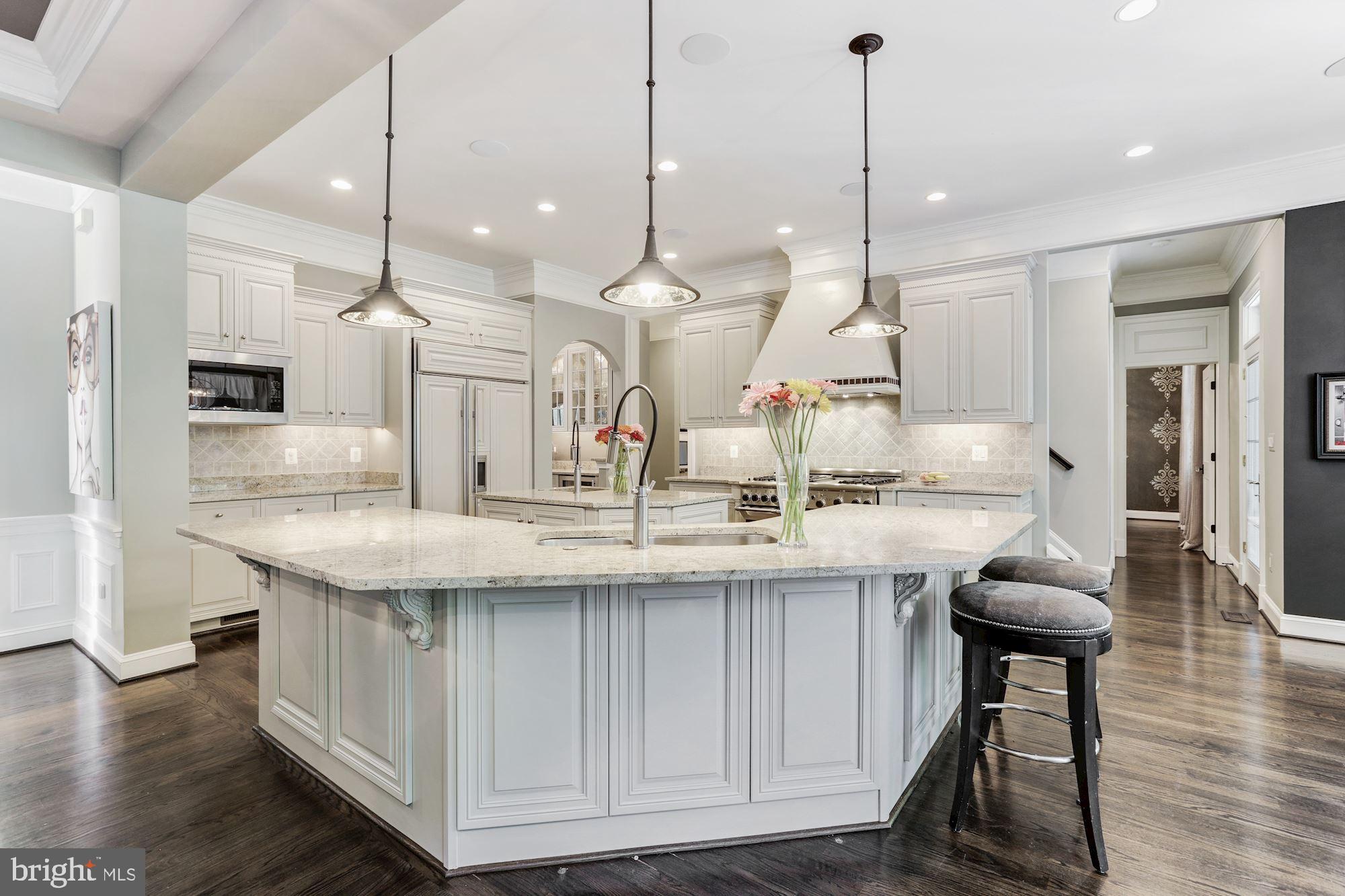 9056 Jeffery Road Great Falls, VA 22066 - Photo 6 of 44 Eat-In Kitchen