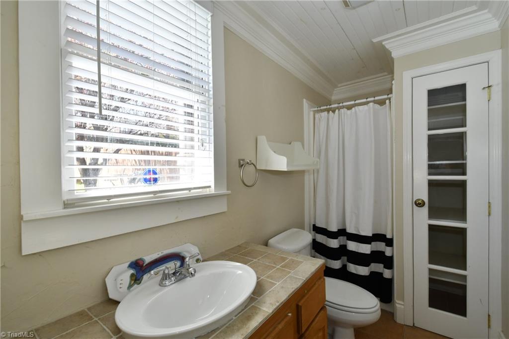 206 North Hawthorne Road Winston-Salem, NC 27104 - Photo 30 of 30 Studio apartment bath