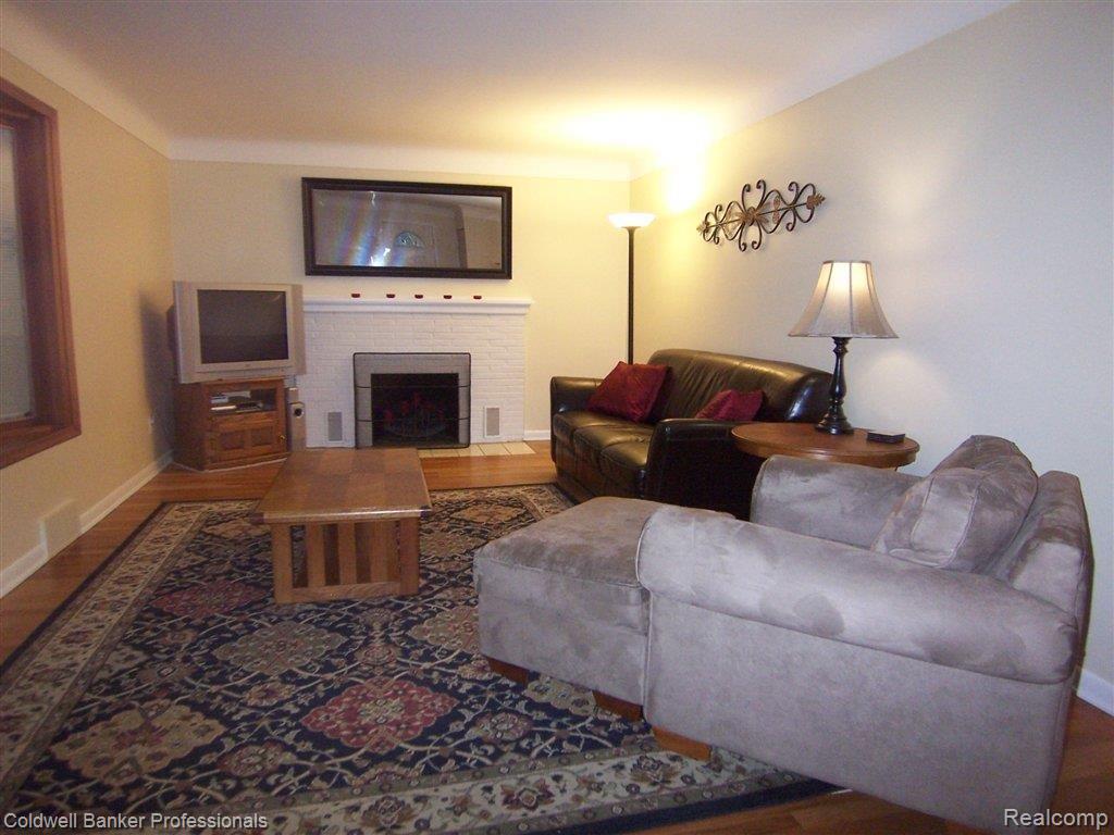 2845 Hickory Lawn Road Rochester, MI 48307 - Photo 4 of 16 LR 1-HL.JPG