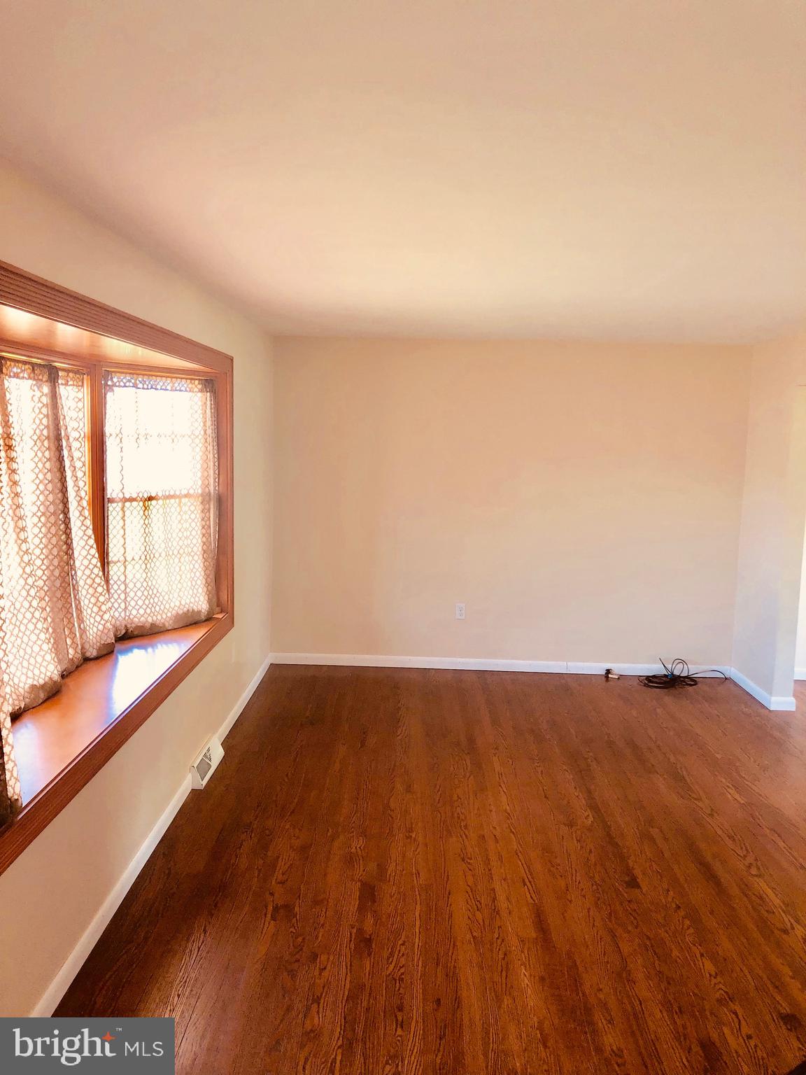 2152 Georgetown Drive Lancaster, PA 17601 - Photo 6 of 28 LIVING ROOM VIEW FROM FRONT ENTRANCE