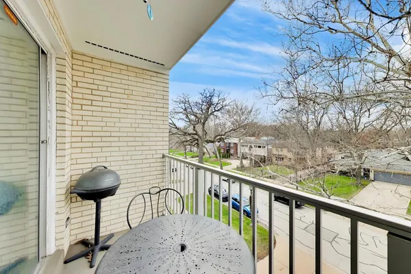 $389,000 | 1535 Forest Avenue, Unit 402, River Forest, IL 60305