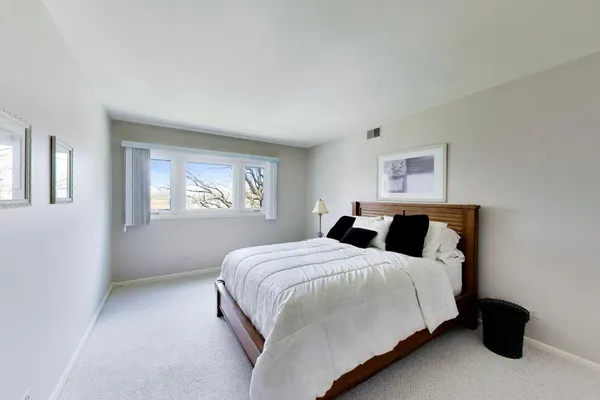 $389,000 | 1535 Forest Avenue, Unit 402, River Forest, IL 60305