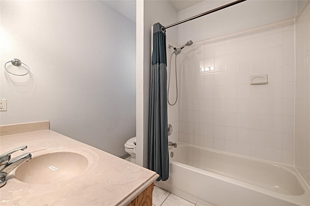 400 Dale Hollow Road Fort Worth, TX 76103 - Photo 20 of 29 a bathroom with a tub and a sink