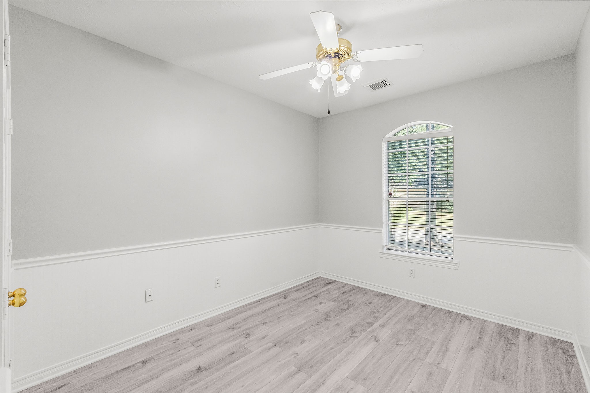 155 North Wimberly Way Conroe, TX 77385 - Photo 33 of 43 Secondary Bedroom