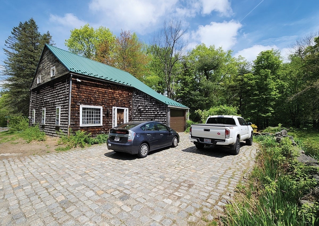 164 Worcester Road Westminster, MA 01473 - Photo 5 of 39 a front view of a house with a yard