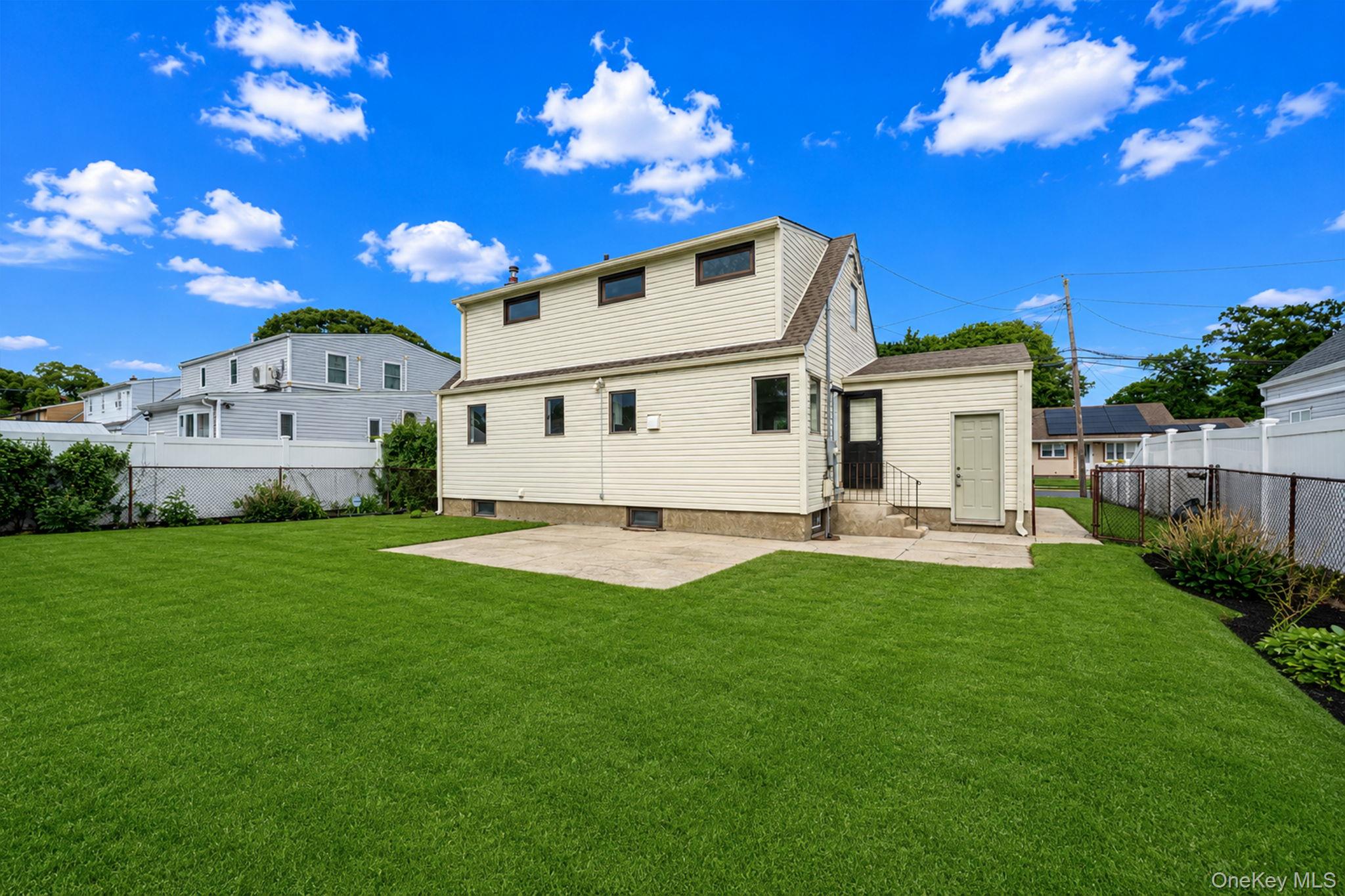 986 Cayuga Road West Hempstead, NY 11552 - Photo 4 of 22