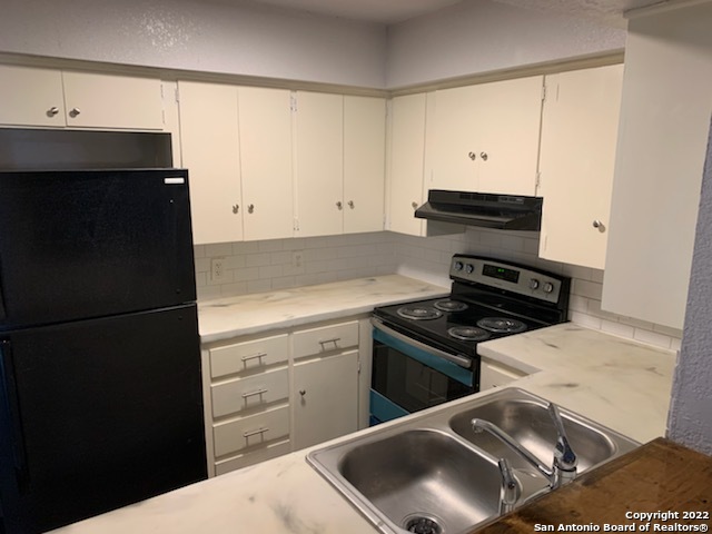 520 Gentleman Road, Unit 4 Balcones Heights, TX 78201 - Photo 2 of 13 a kitchen with a stove and a refrigerator