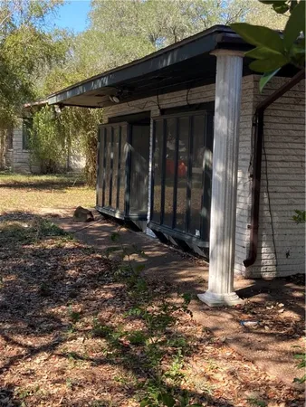 a view of a house with backyard