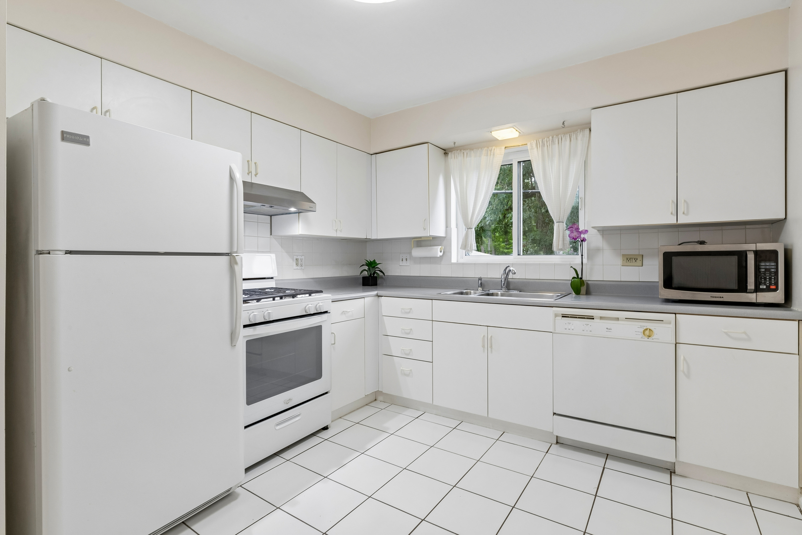 140 Green Bay Road, Unit 2 Glencoe, IL 60022 - Photo 10 of 14 Gallery Image 10