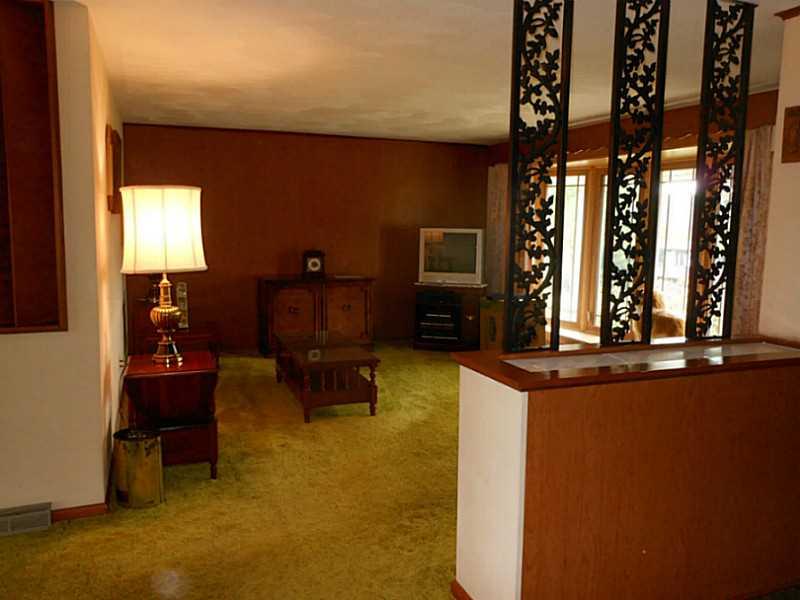 127 Ridge Drive Apollo, PA 15613 - Photo 14 of 25 Living Room.