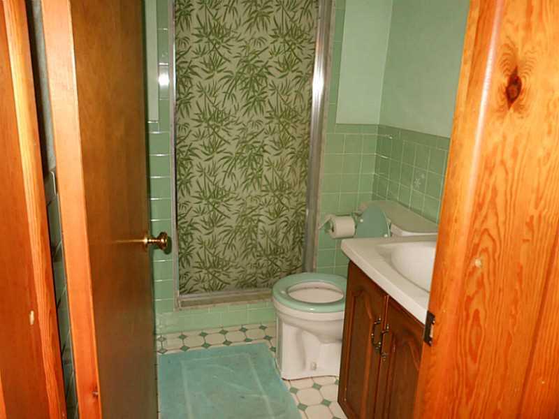 127 Ridge Drive Apollo, PA 15613 - Photo 23 of 25 Full Bath. BASEMENT BATH