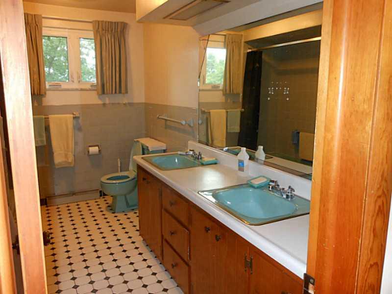 127 Ridge Drive Apollo, PA 15613 - Photo 10 of 25 Full Bath.