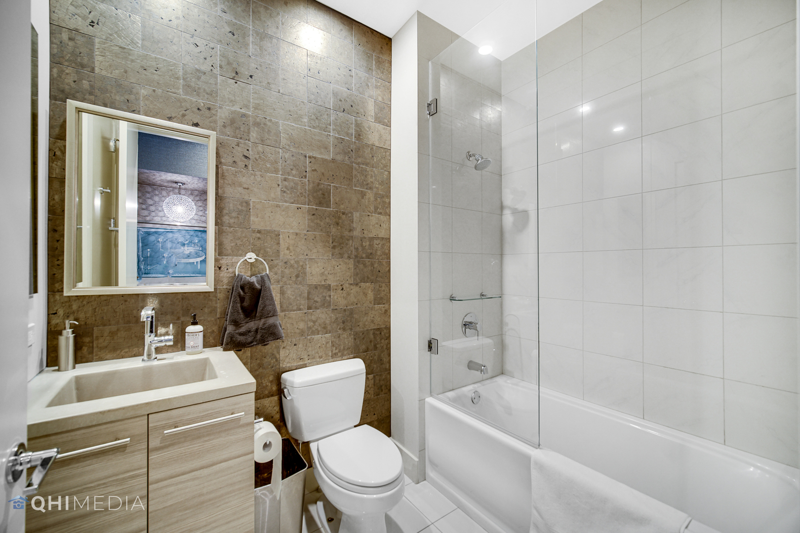 16 North Carpenter Street, Unit PHN Chicago, IL 60607 - Photo 19 of 25 a bathroom with a toilet a sink and bathtub