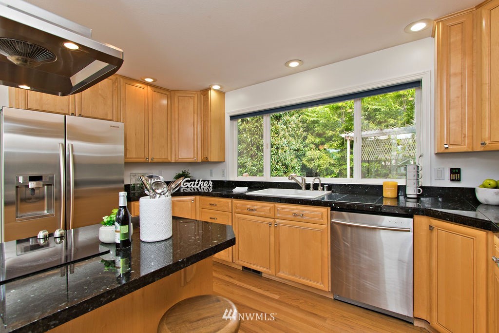 9914 Northeast 157th Street Bothell, WA 98011 - Photo 10 of 30 Gallery Image 10