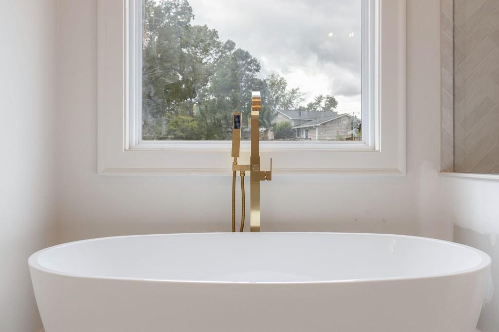 2001 Epperson Road Canton, GA 30115 - Photo 33 of 76 a bathroom with a bathtub