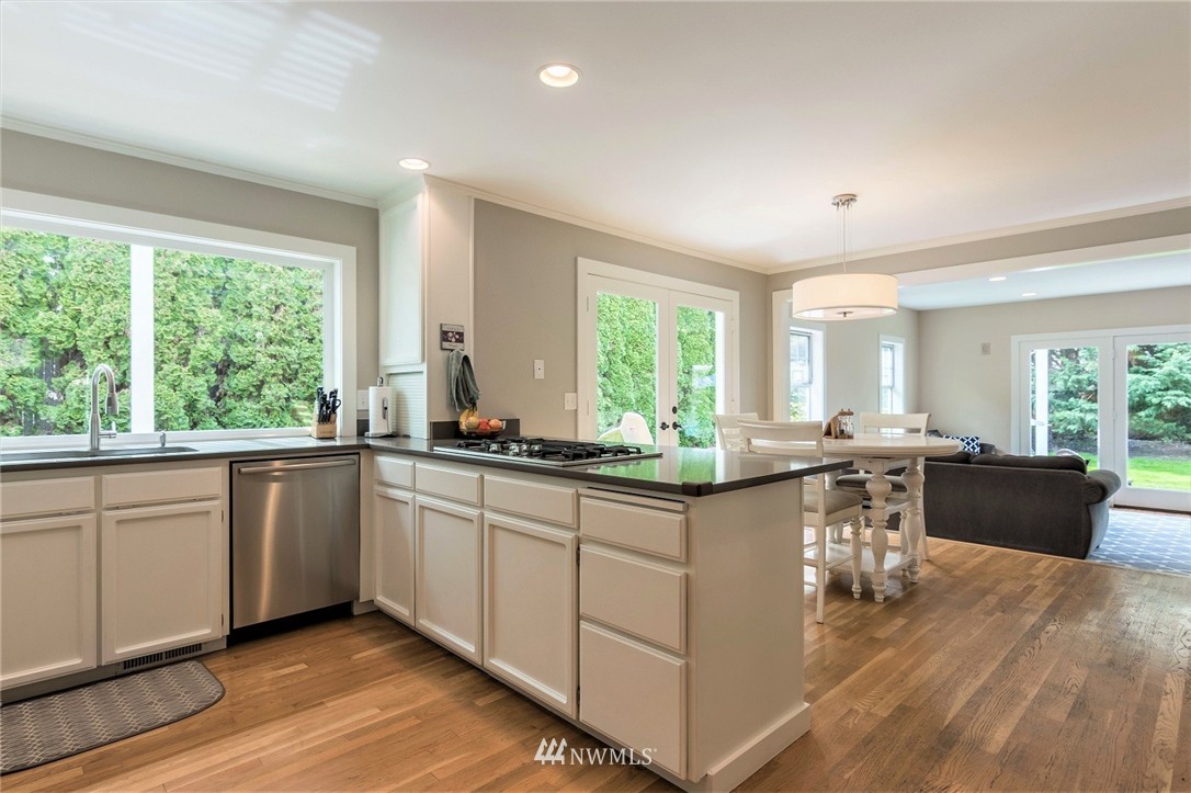 802 Aloha Place Edmonds, WA 98020 - Photo 4 of 25 Gallery Image 4