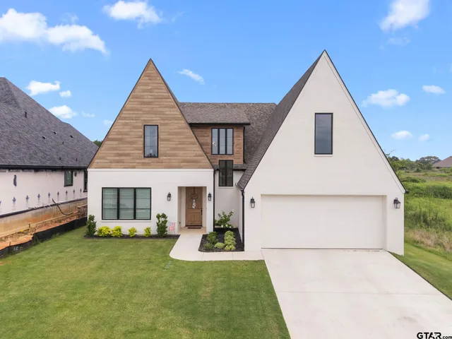 a view of a house with backyard and porch
