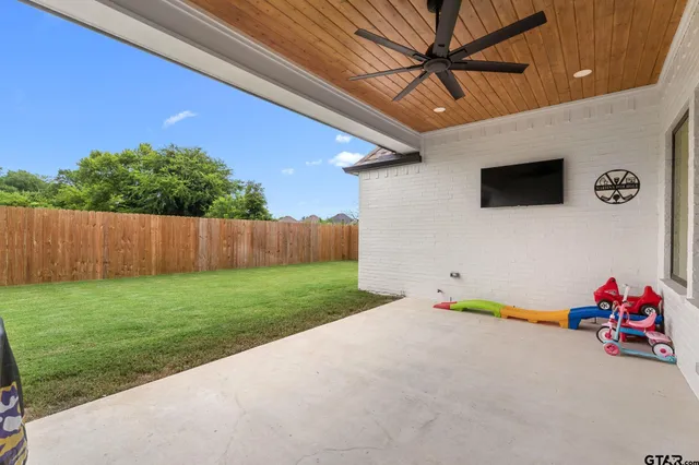 a view of an house with backyard space and porch