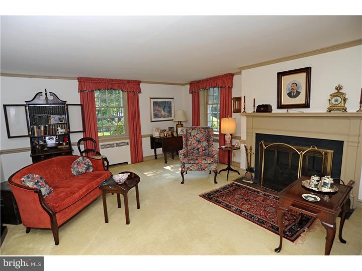 602 Golf Club Road Newtown Square, PA 19073 - Photo 3 of 25 Living Room