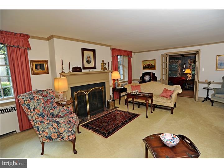 602 Golf Club Road Newtown Square, PA 19073 - Photo 4 of 25 Living Room